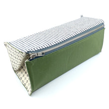 Load image into Gallery viewer, Zip-Up Tray 07